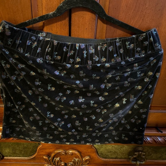 Juicy Couture velour zippered skirt set - Picture 3 of 5